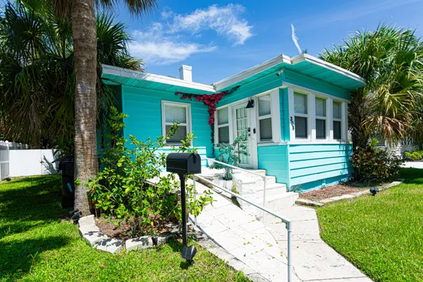 $650,000 | 305 North Lakeside Drive, Lake Worth Beach, FL 33460
