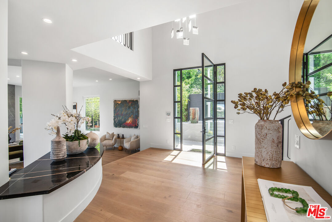 930 North Tigertail Road Los Angeles, CA 90049 - Photo 3 of 26