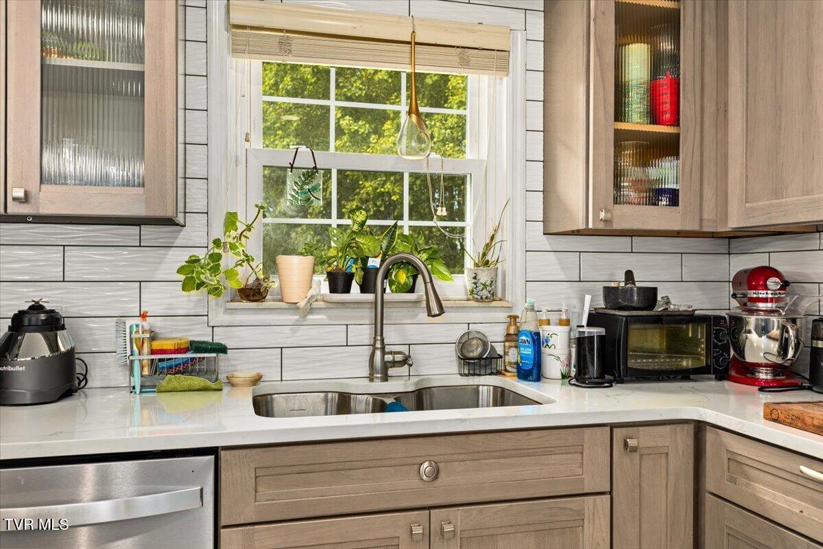 1406 Kevin Lane Greeneville, TN 37745 - Photo 11 of 45 Backsplash