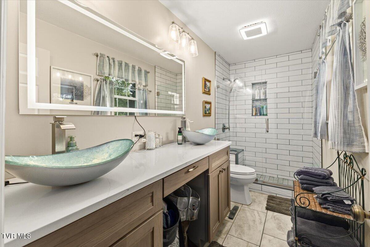 1406 Kevin Lane Greeneville, TN 37745 - Photo 24 of 45 Primary Bath