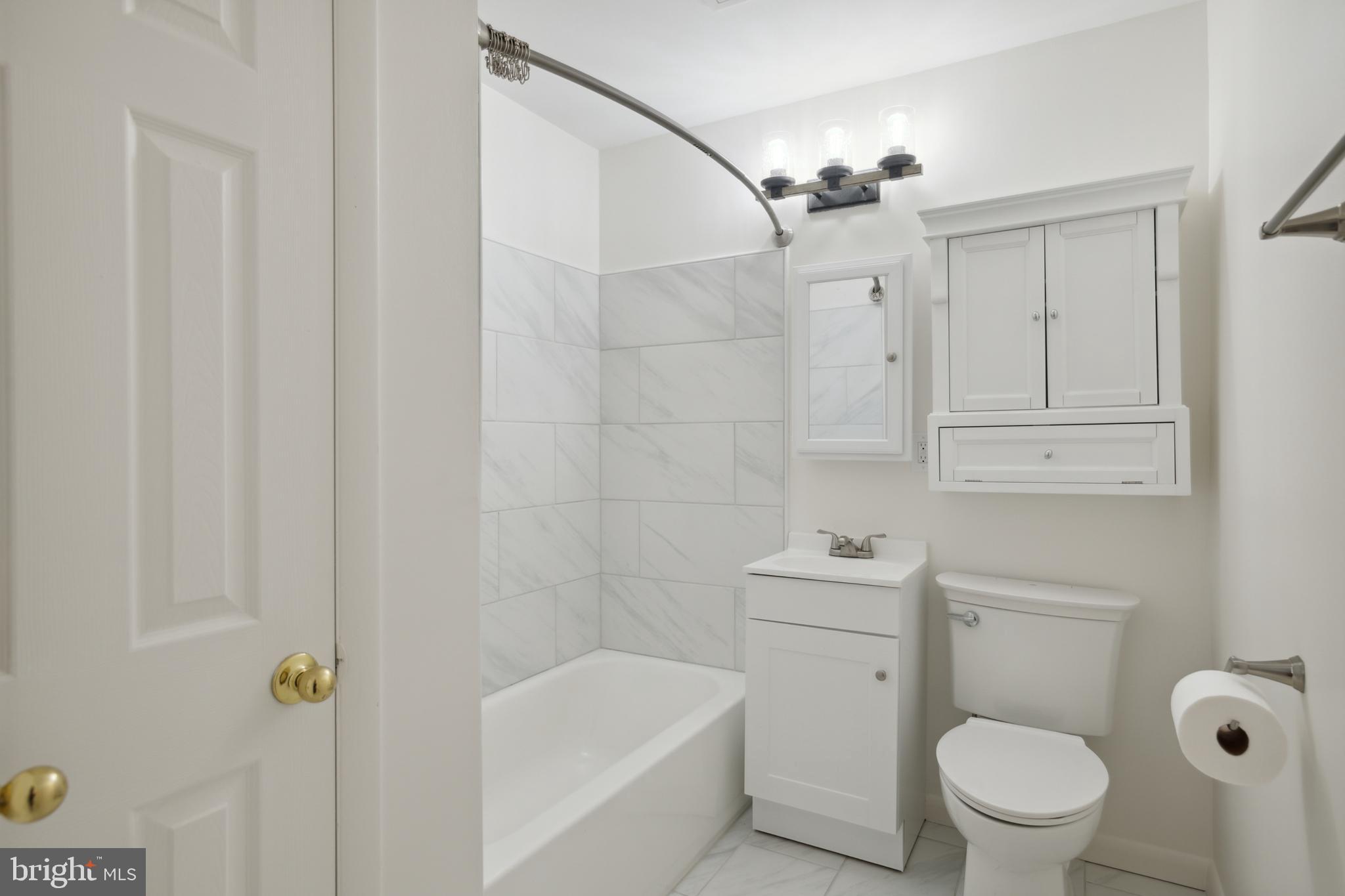 7708 Signal Hill Road Manassas, VA 20111 - Photo 7 of 26 Full Hall Bathroom