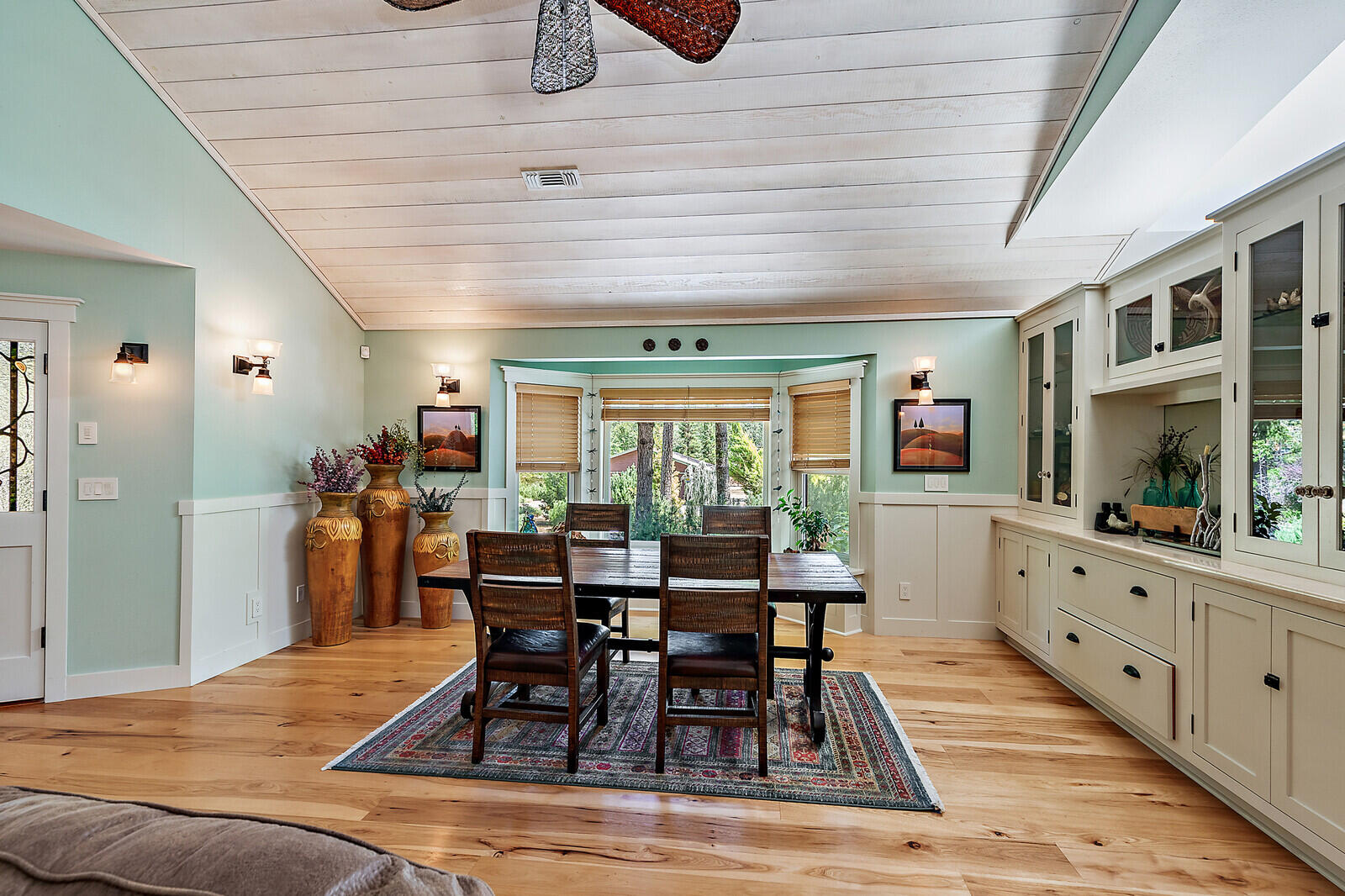 281 Rossier Lane Grants Pass, OR 97527 - Photo 31 of 63 a view of a dining room with furniture