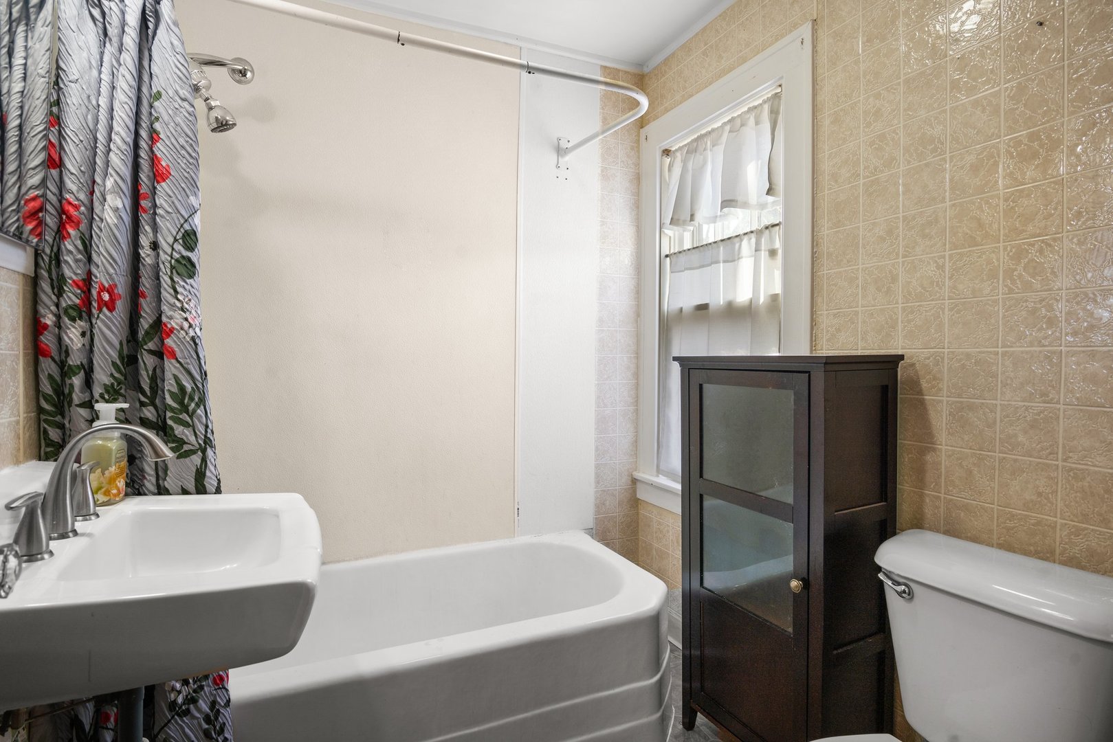803 South 3rd Street, Unit 1 St. Charles, IL 60174 - Photo 13 of 16 a bathroom with a toilet and a sink