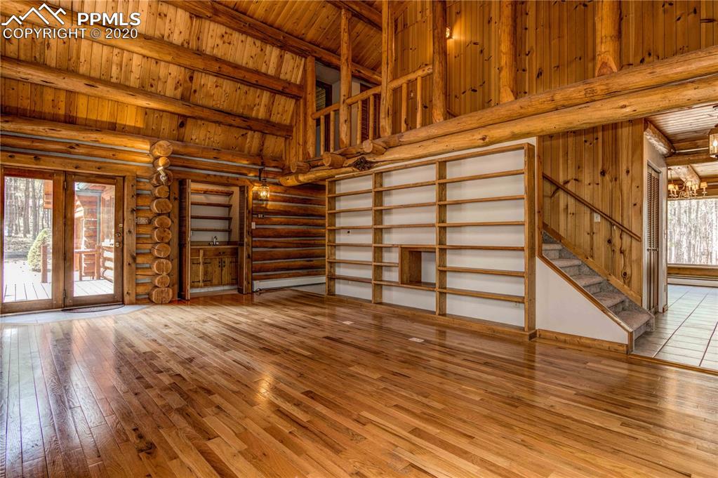 17940 Smugglers Road Monument, CO 80132 - Photo 9 of 40 Built in shelving and wet bar