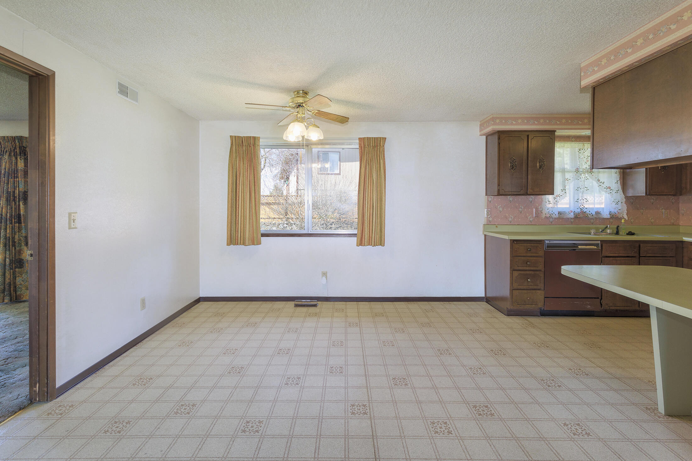 850 Crestbrook Road Medford, OR 97504 - Photo 9 of 28 crestbrook009