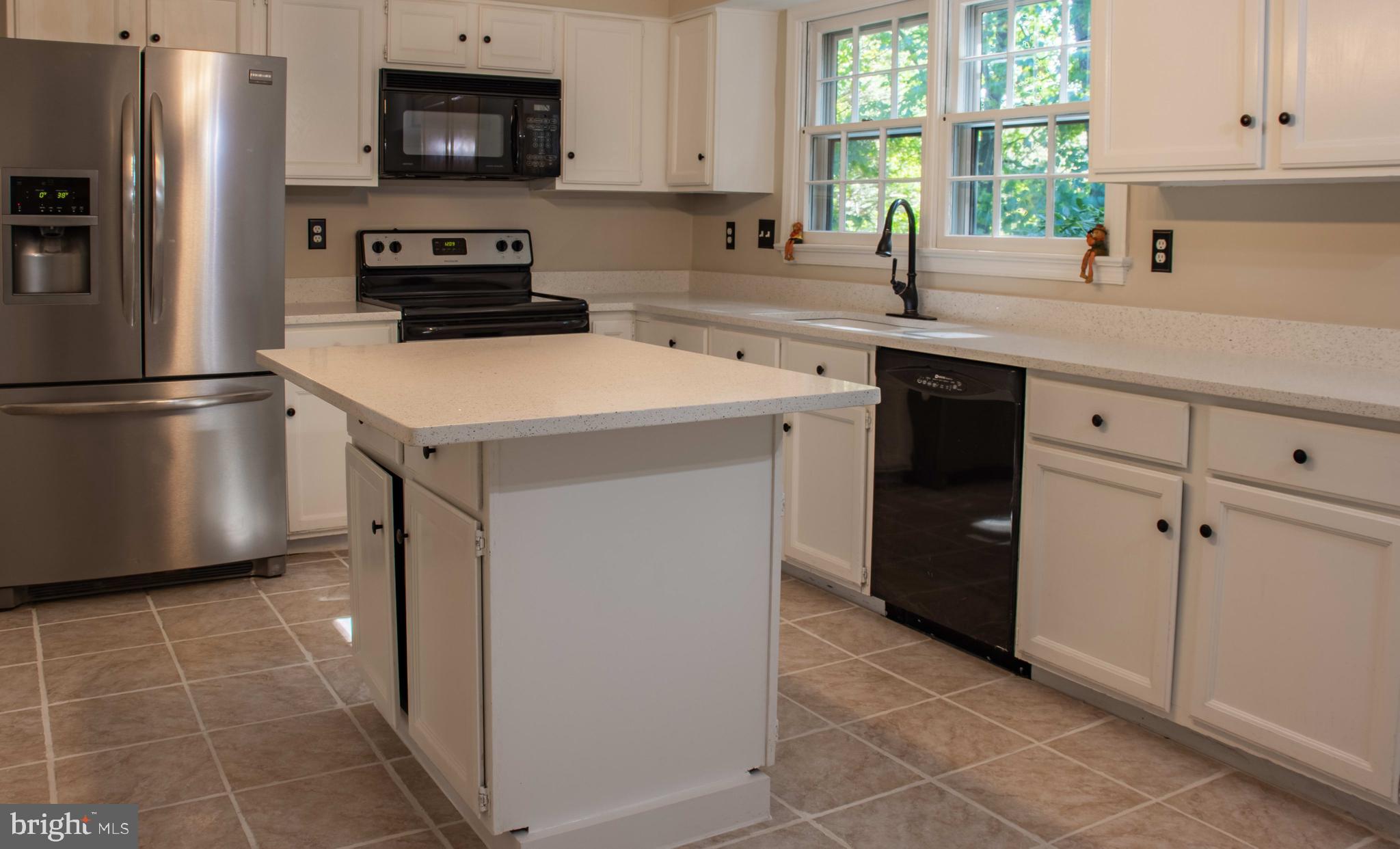13500 Round Tree Court Silver Spring, MD 20906 - Photo 4 of 36 Gallery Image 4