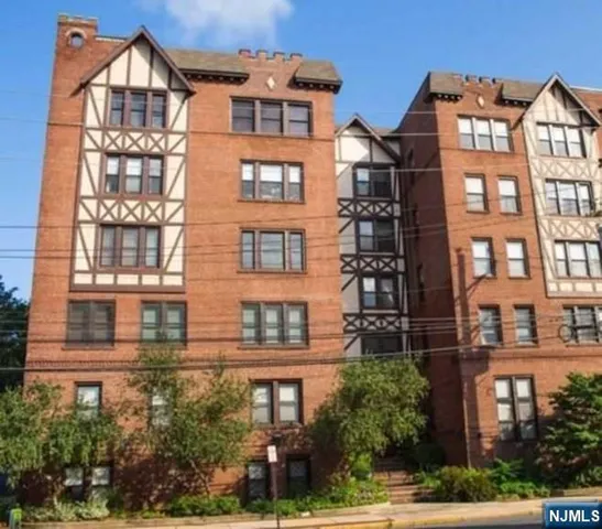 $2,600 | 109 Grand Avenue, Unit 3B, Englewood, NJ 07631