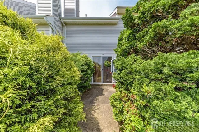 a view of entryway with pathway