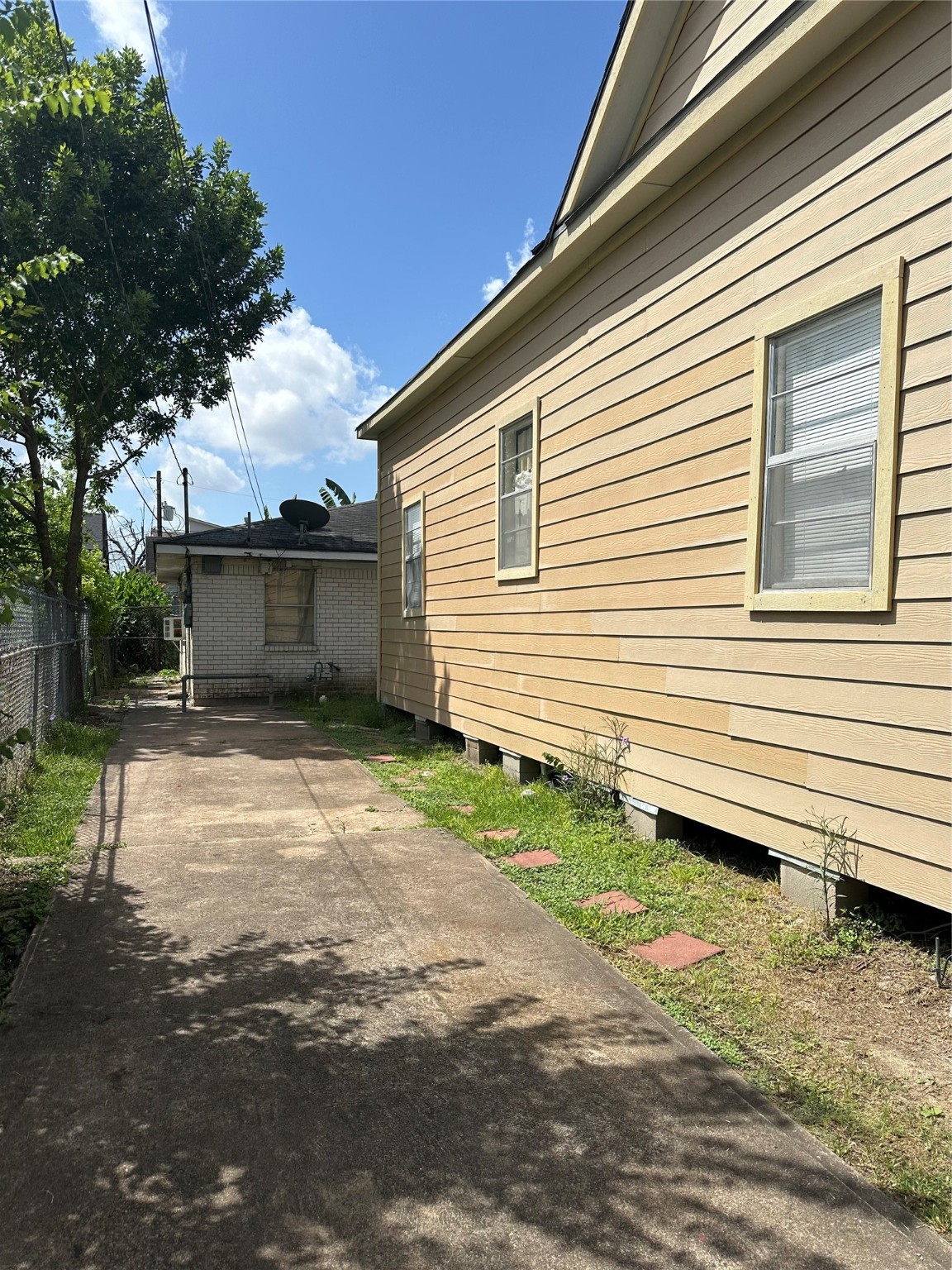 404 James Houston, TX 77009 - Photo 2 of 10