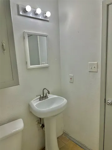 $975 | 404 James, Houston, TX 77009