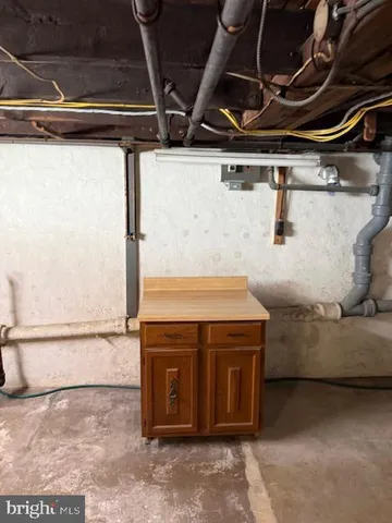 a view of a back yard of the house