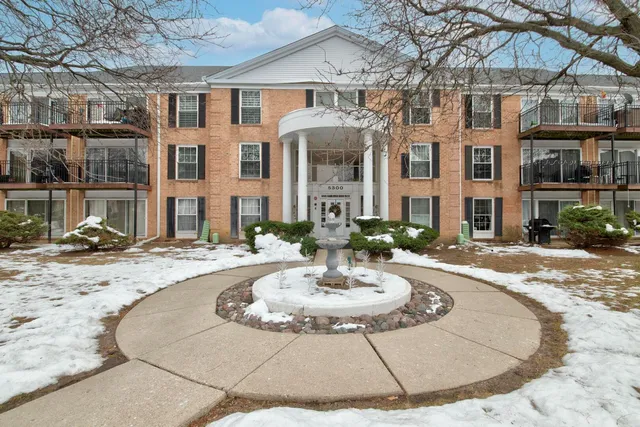 $2,200 | 5300 Carriageway Drive, Unit 107, Rolling Meadows, IL 60008