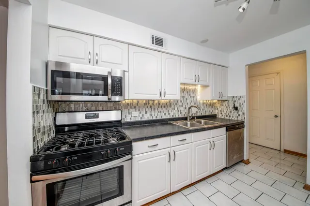 $2,200 | 5300 Carriageway Drive, Unit 107, Rolling Meadows, IL 60008