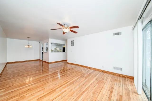 $2,200 | 5300 Carriageway Drive, Unit 107, Rolling Meadows, IL 60008