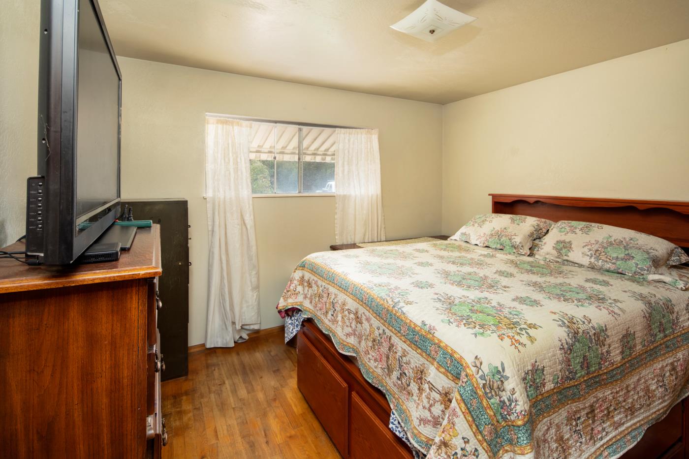 7600 Pine Tree Way Salinas, CA 93907 - Photo 43 of 43 a bedroom with a bed and a mirror