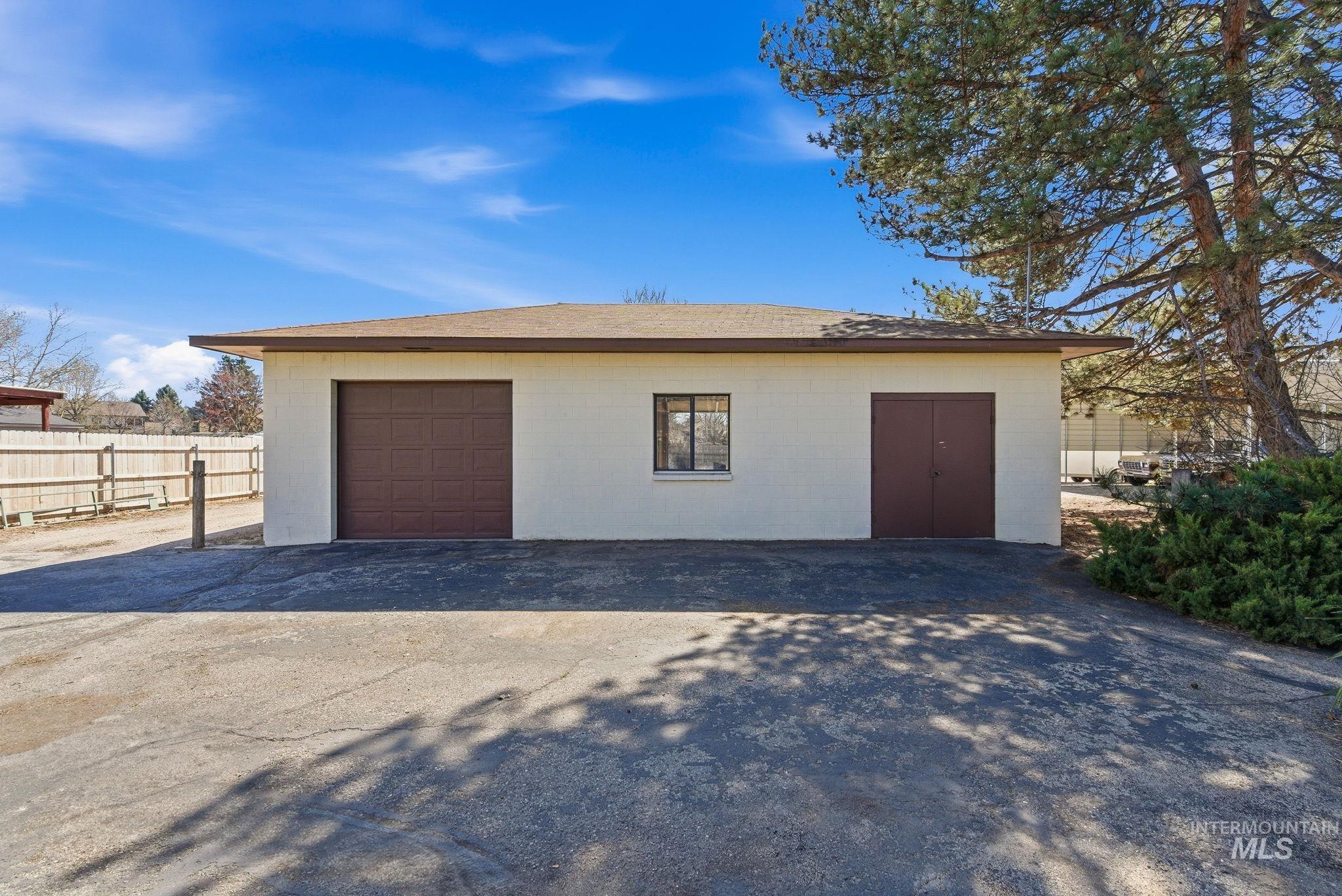 12055 West McMillan Road Boise, ID 83713 - Photo 33 of 42 Garage with driveway