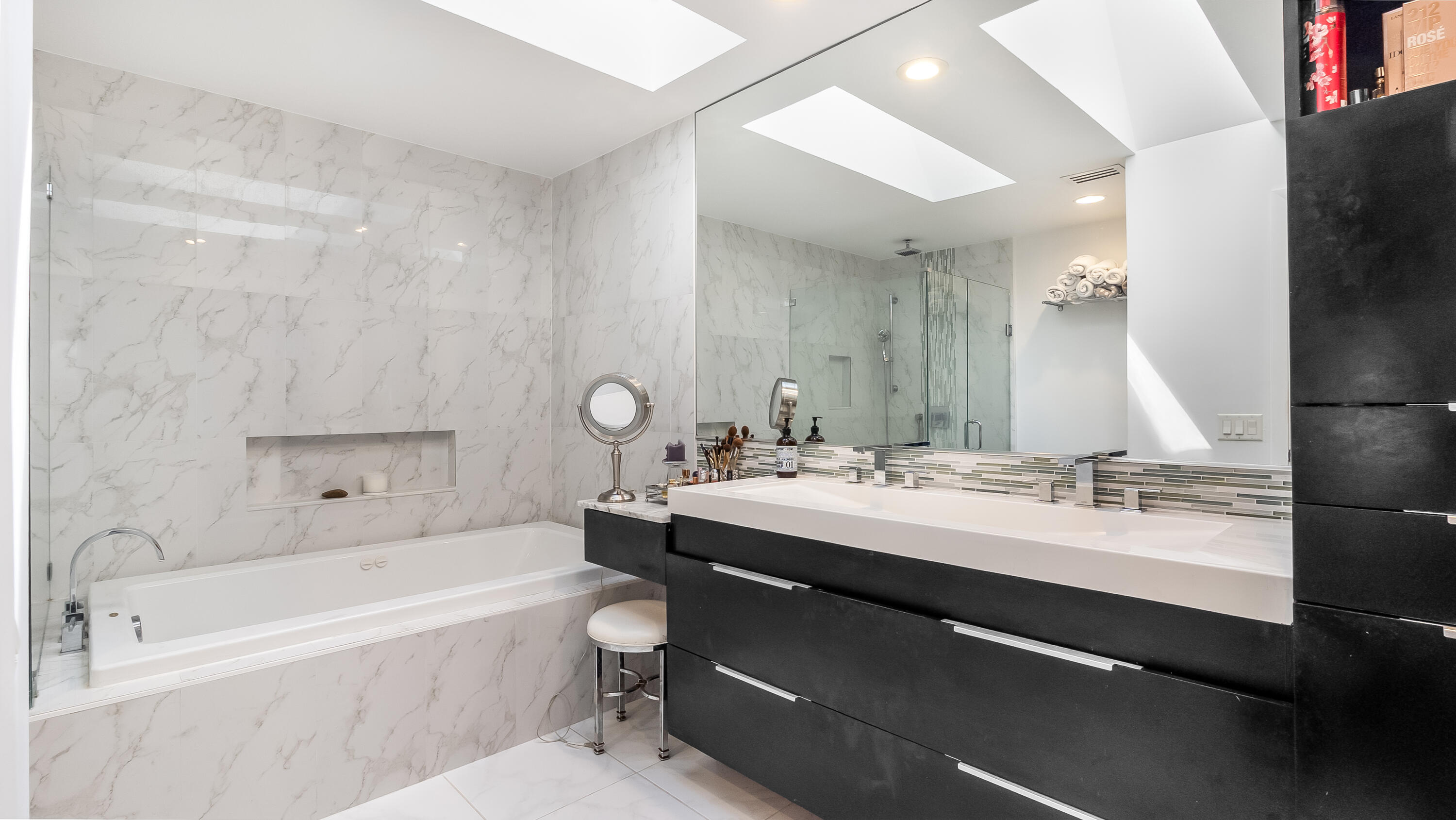 10208 Sunset Bend Drive Boca Raton, FL 33428 - Photo 18 of 40 a bathroom with a bathtub a double vanity sink and mirror