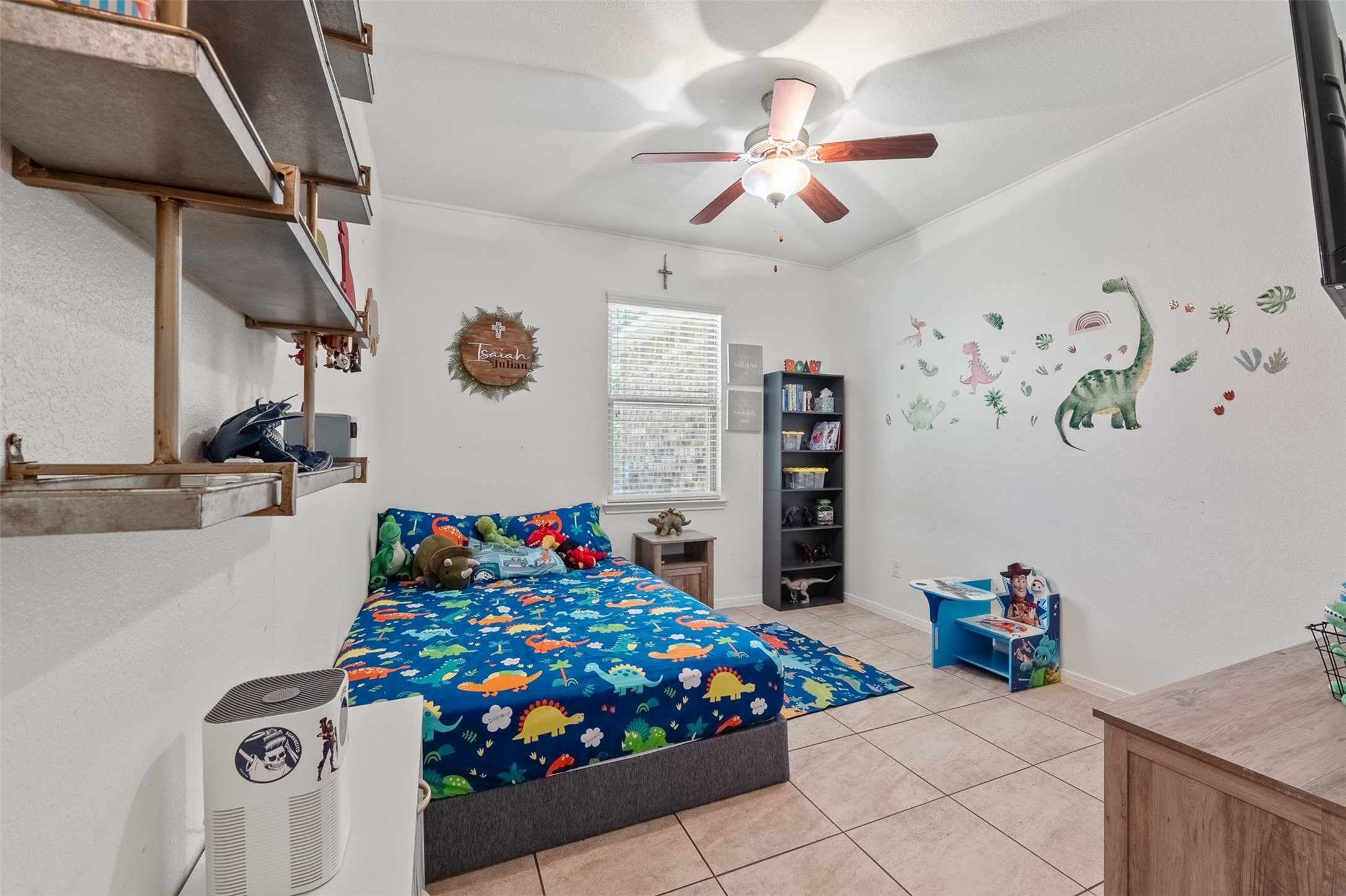9114 Silver Back Trail Conroe, TX 77303 - Photo 18 of 24 Bedroom 3 with walk in closets