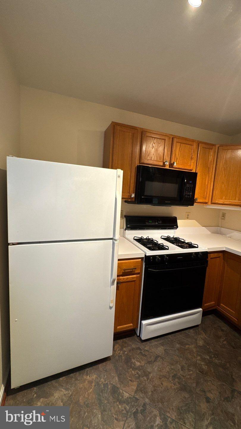 9150 Gracious End Court, Unit 103 Columbia, MD 21046 - Photo 8 of 18 a view of kitchen with stove and refrigerator