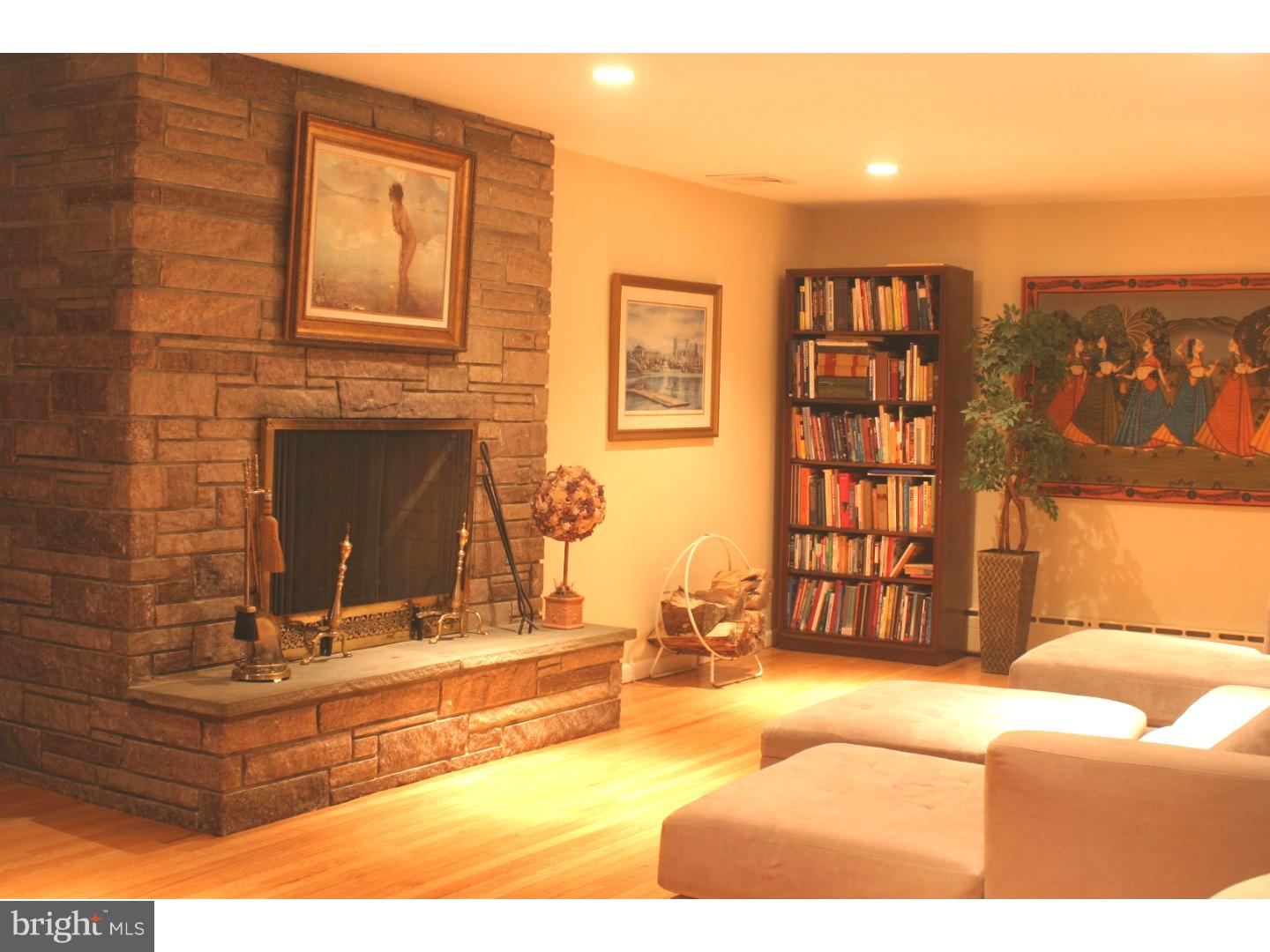 840 Byberry Road Philadelphia, PA 19116 - Photo 2 of 17 Living Room
