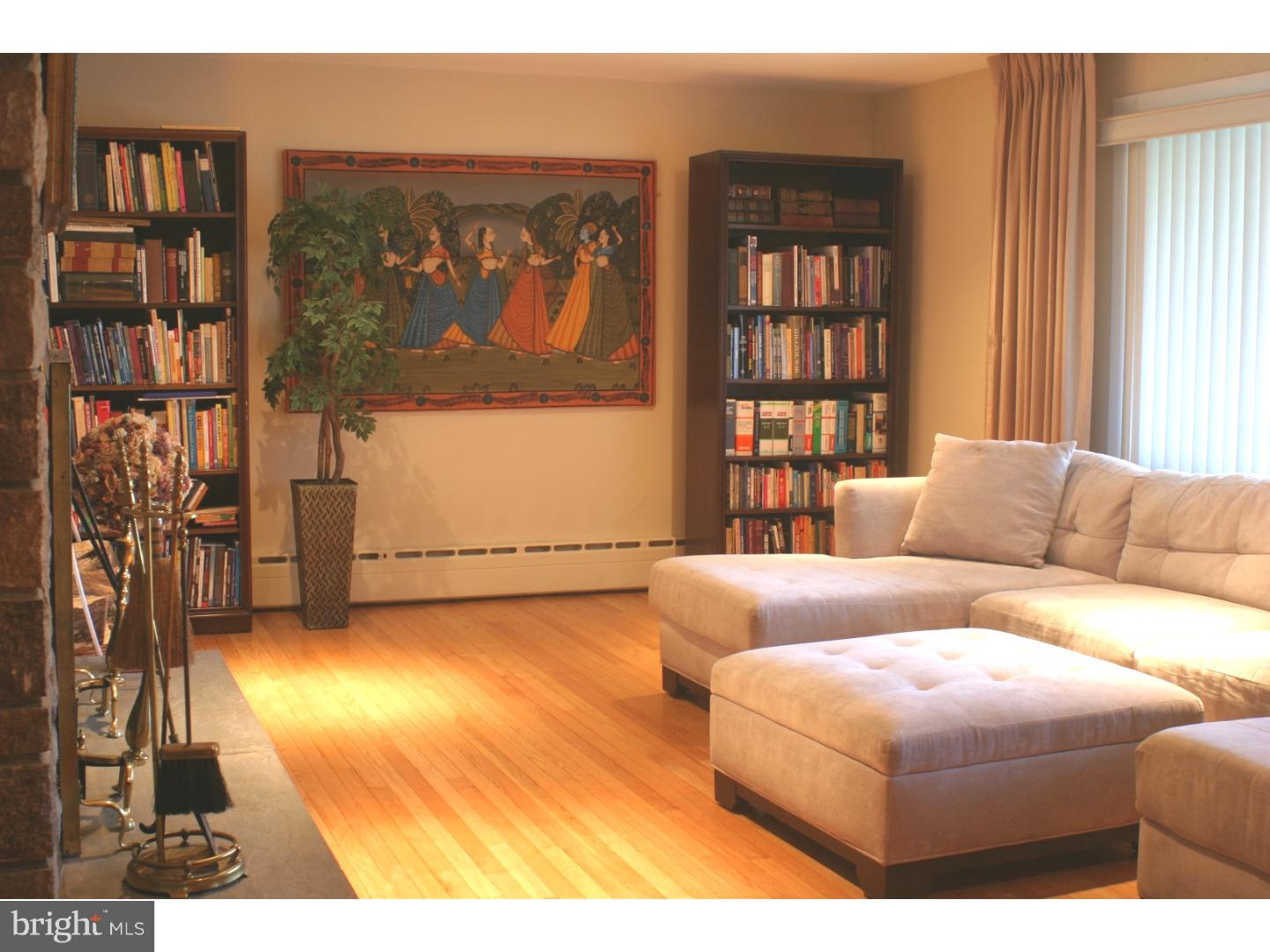 840 Byberry Road Philadelphia, PA 19116 - Photo 4 of 17 Living Room
