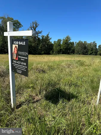 a view of a sign board in a yard