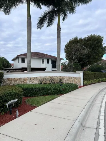 a view of a yard with palm tree