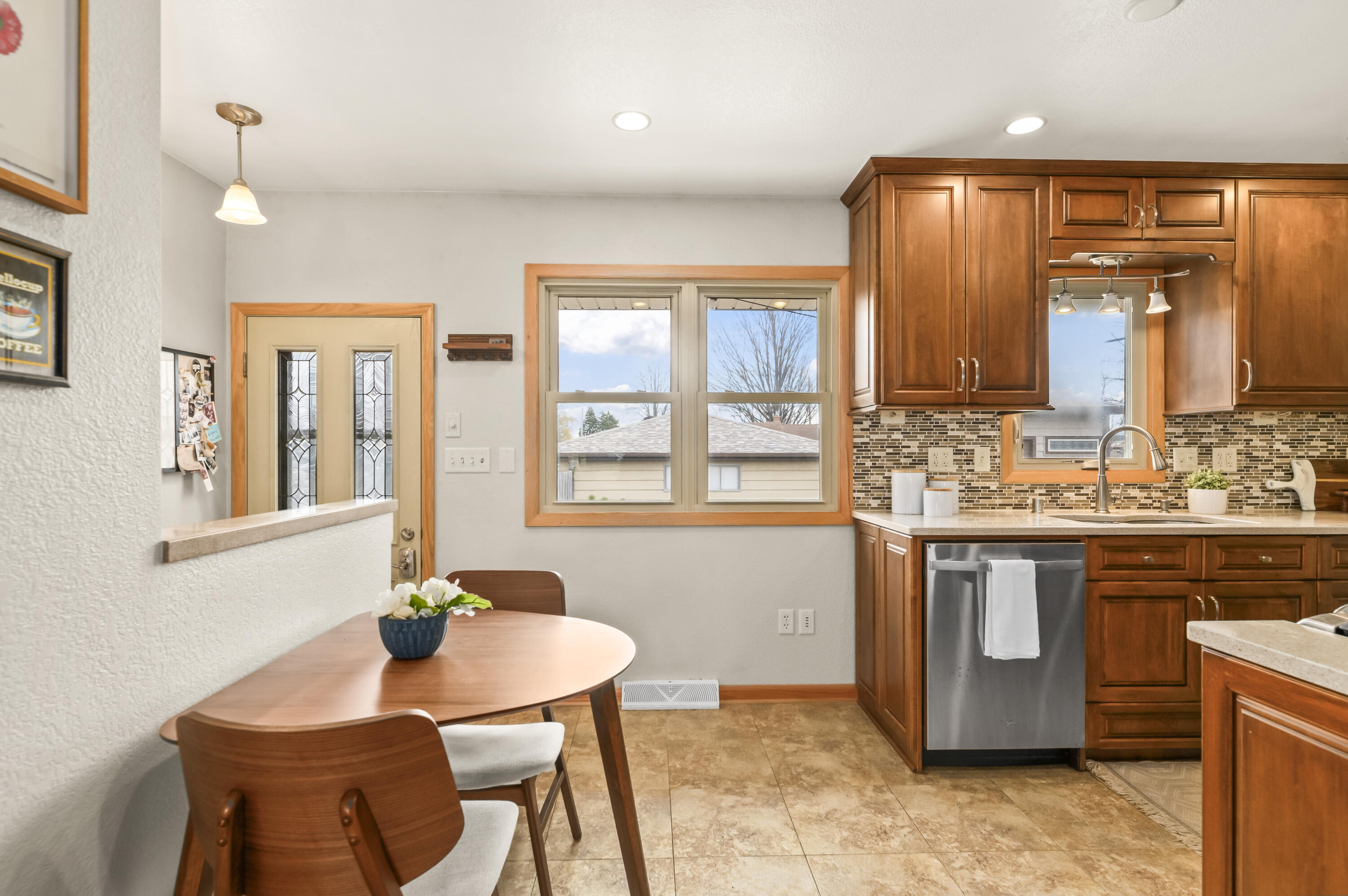 4404 South 63rd Street Greenfield, WI 53220 - Photo 6 of 31 6 DSC_7496