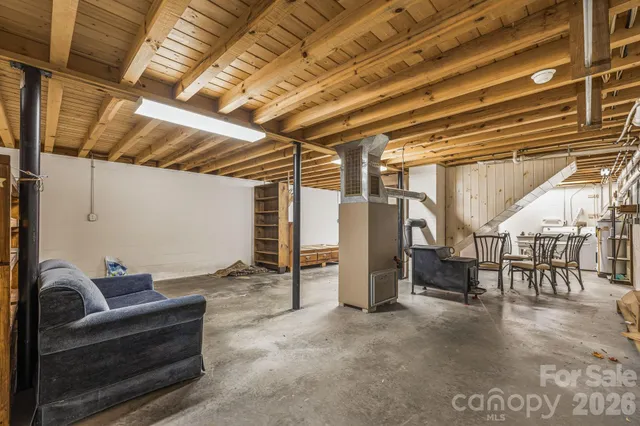 a view of livingroom with furniture