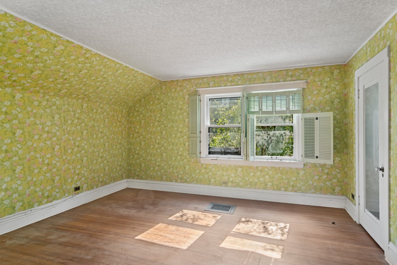 785 Locust Street Winnetka, IL 60093 - Photo 13 of 19 an empty room with a window