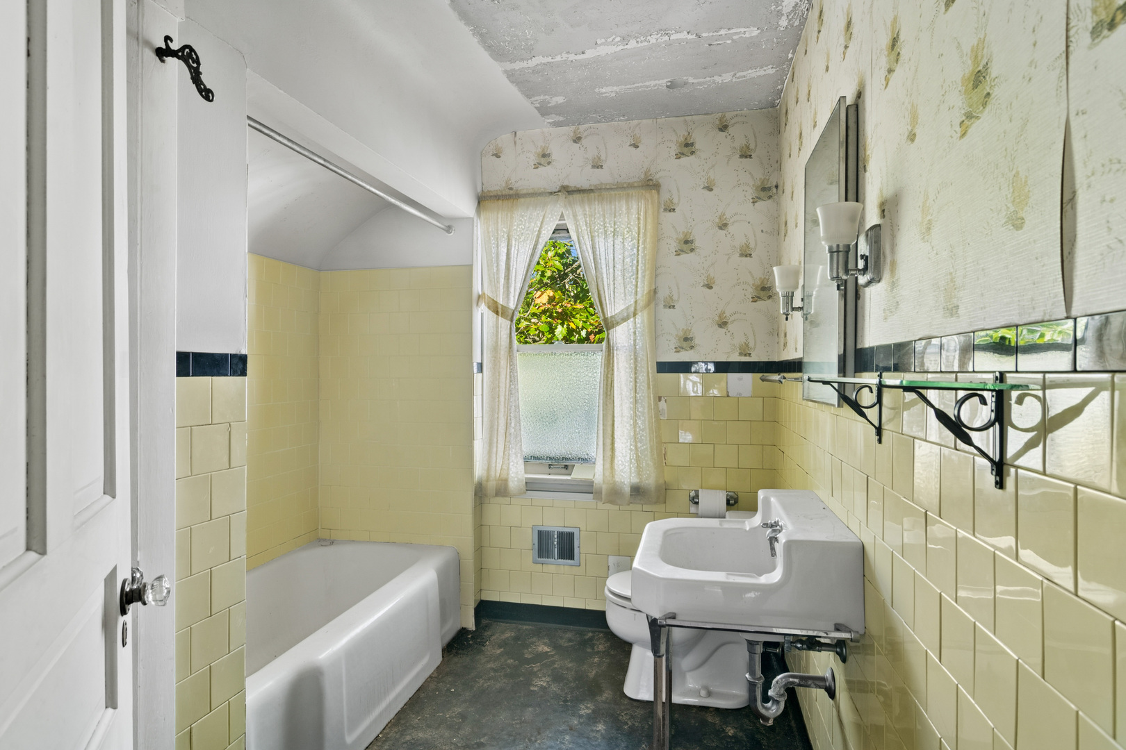 785 Locust Street Winnetka, IL 60093 - Photo 10 of 19 a bathroom with a sink a toilet and bathtub