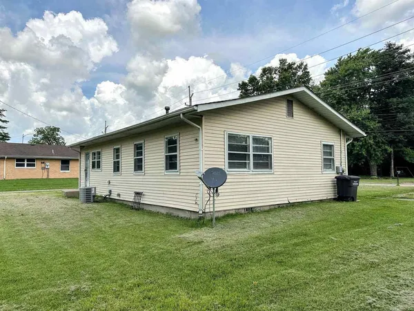a view of a house with a backyard
