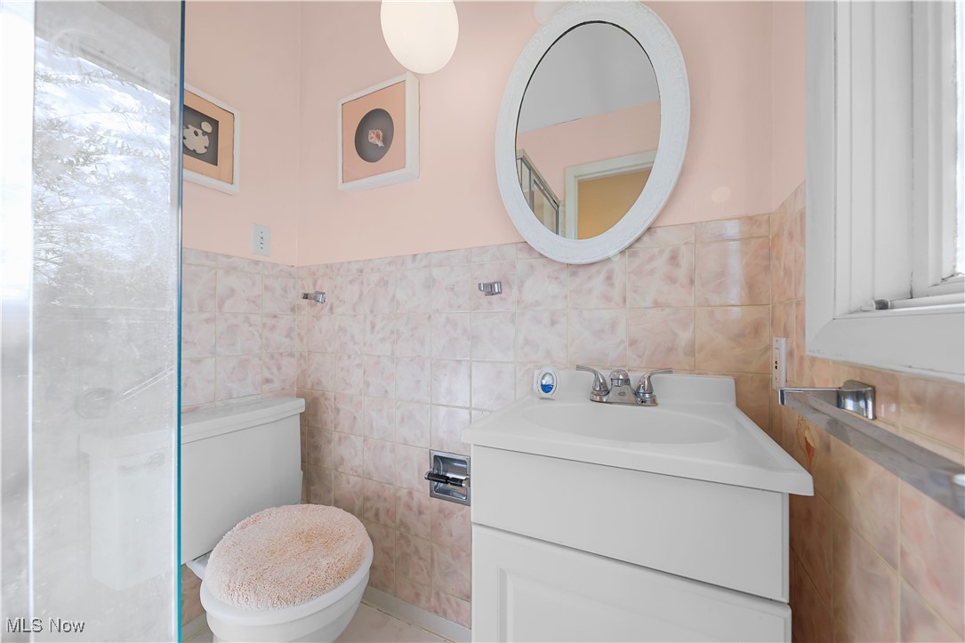 3081 Bancroft Road Akron, OH 44333 - Photo 21 of 48 Bathroom