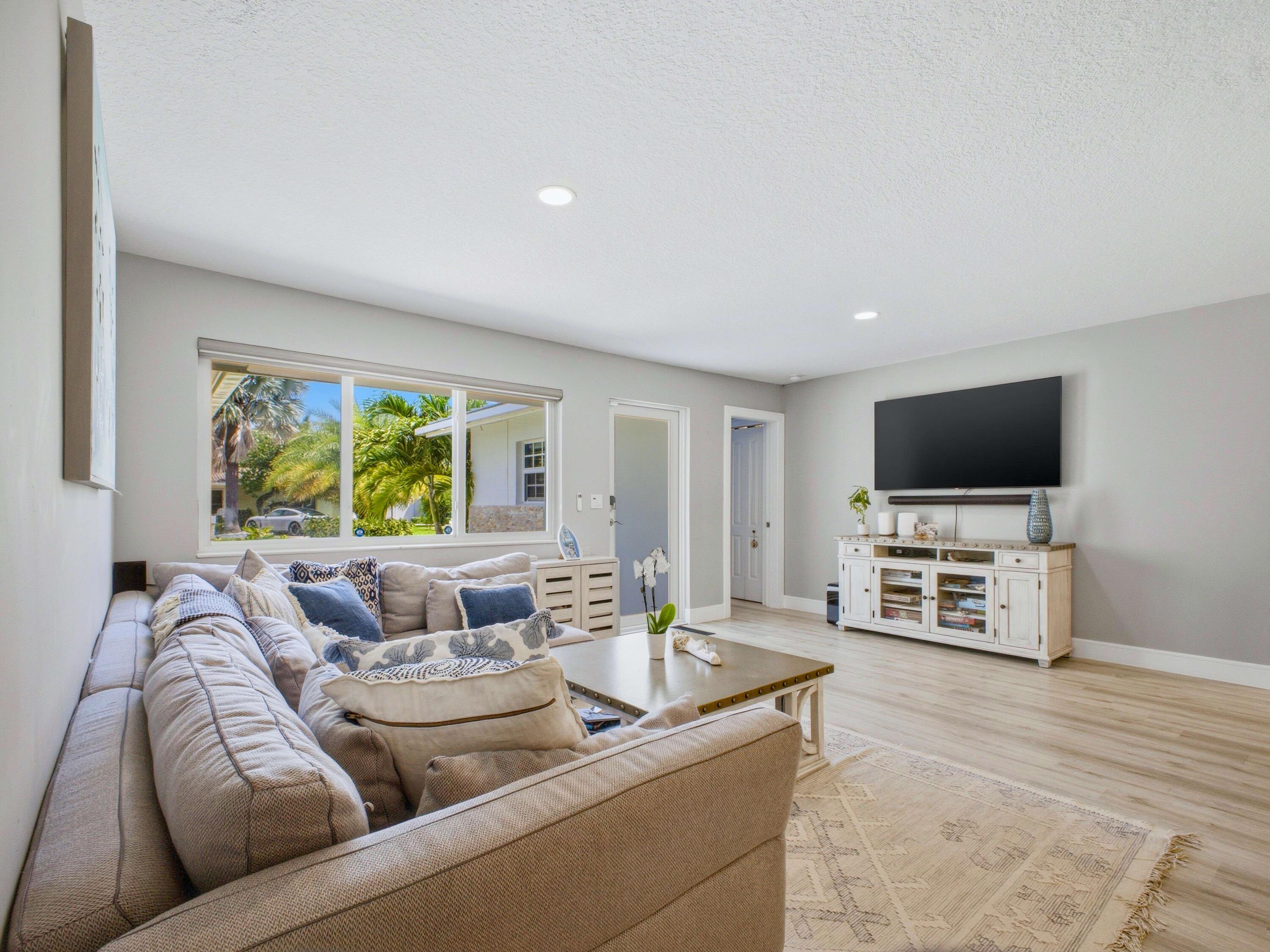 2020 Northeast 26th Street Lighthouse Point, FL 33064 - Photo 11 of 62 Living