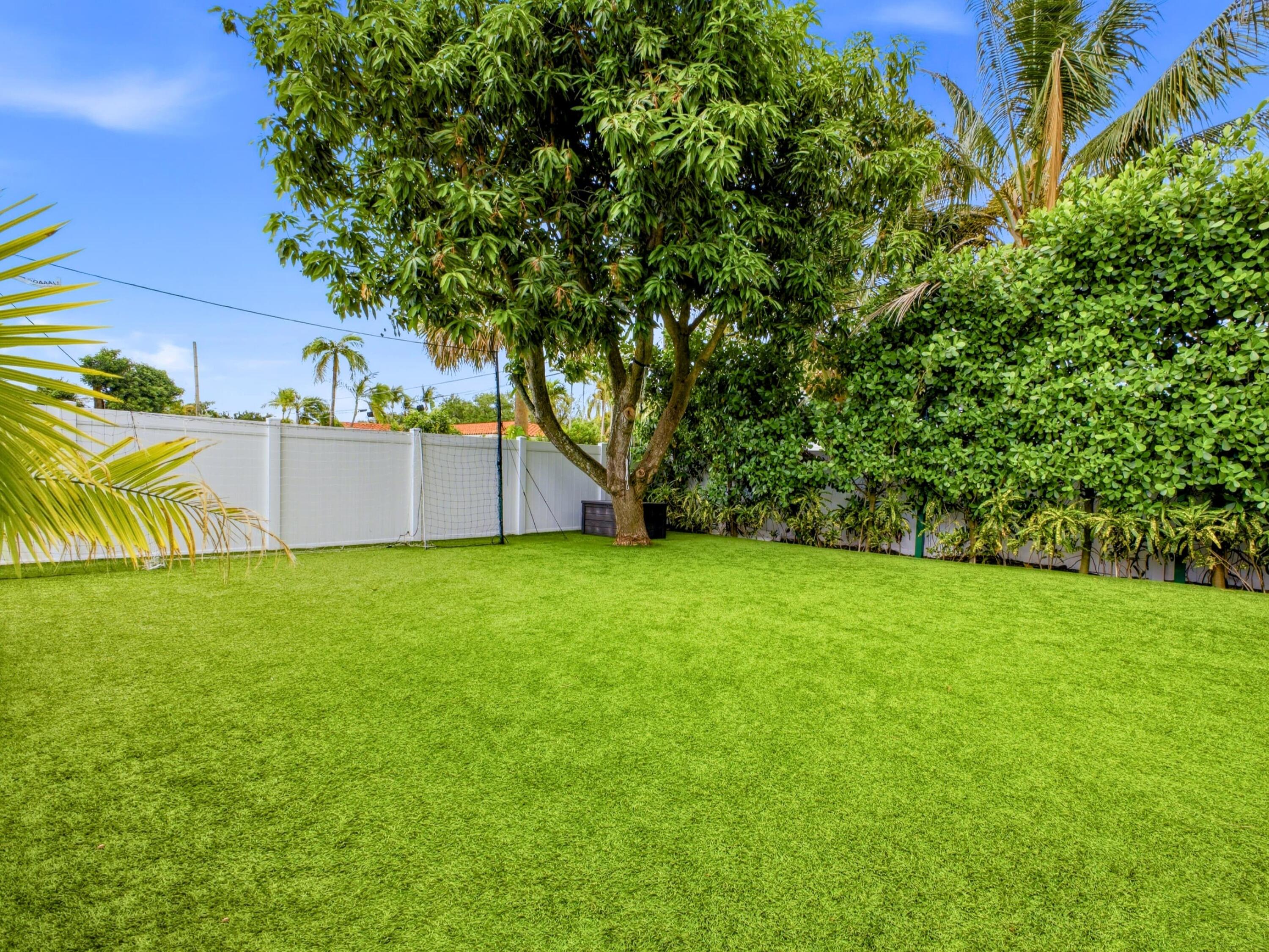 2020 Northeast 26th Street Lighthouse Point, FL 33064 - Photo 54 of 62 Yard
