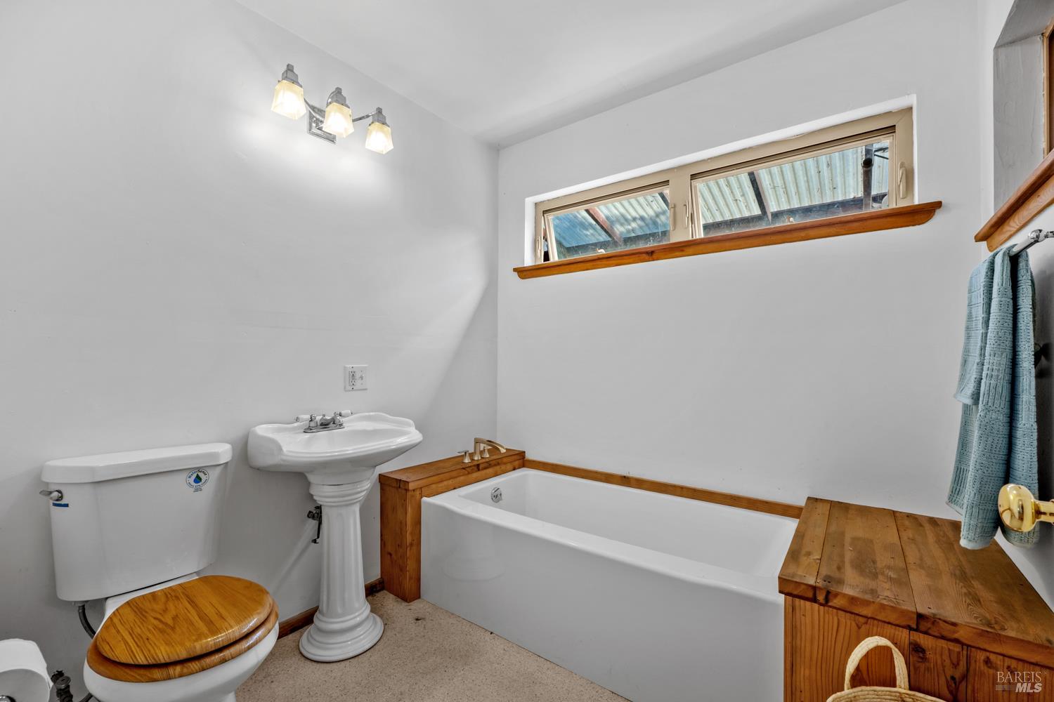 40201 Garcia River Road Point Arena, CA 95468 - Photo 10 of 35 Downstairs bathroom w/ tub