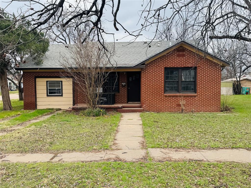 306 North Ave D Haskell, TX 79521 - Photo 1 of 7 a front view of a house with garden