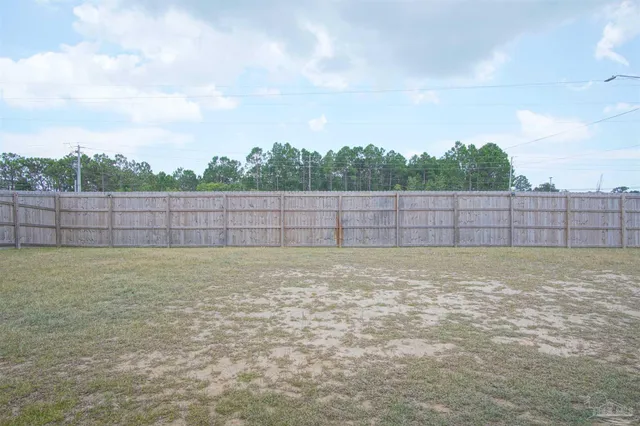 a view of a backyard