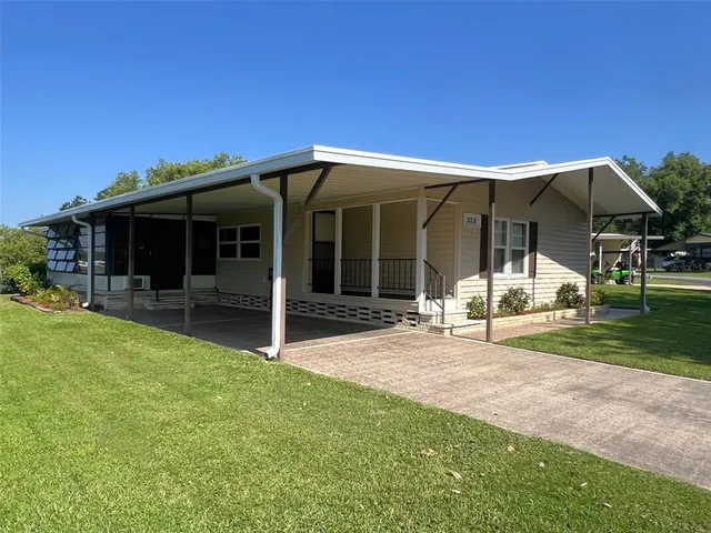 a view of a house with yard and porch