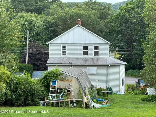 a view of a yard in front of house
