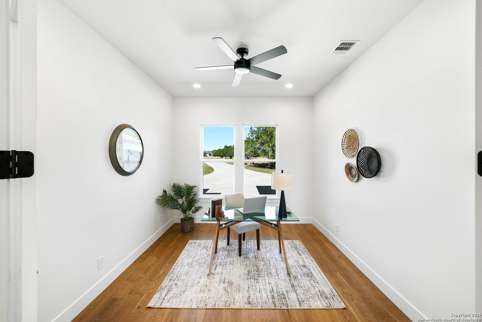 414 Rio Azul Drive Pipe Creek, TX 78063 - Photo 18 of 51 a living room with furniture and a rug