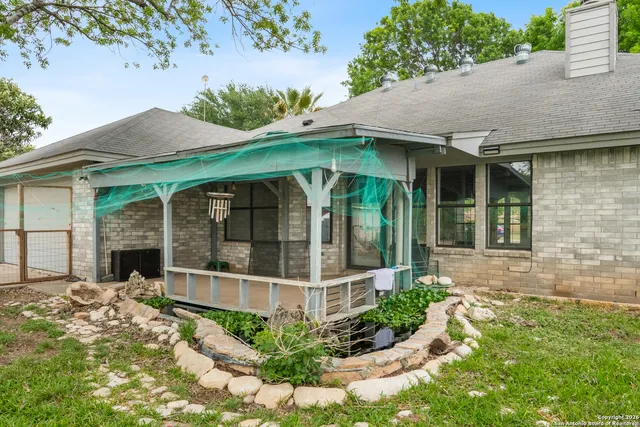 a view of a backyard