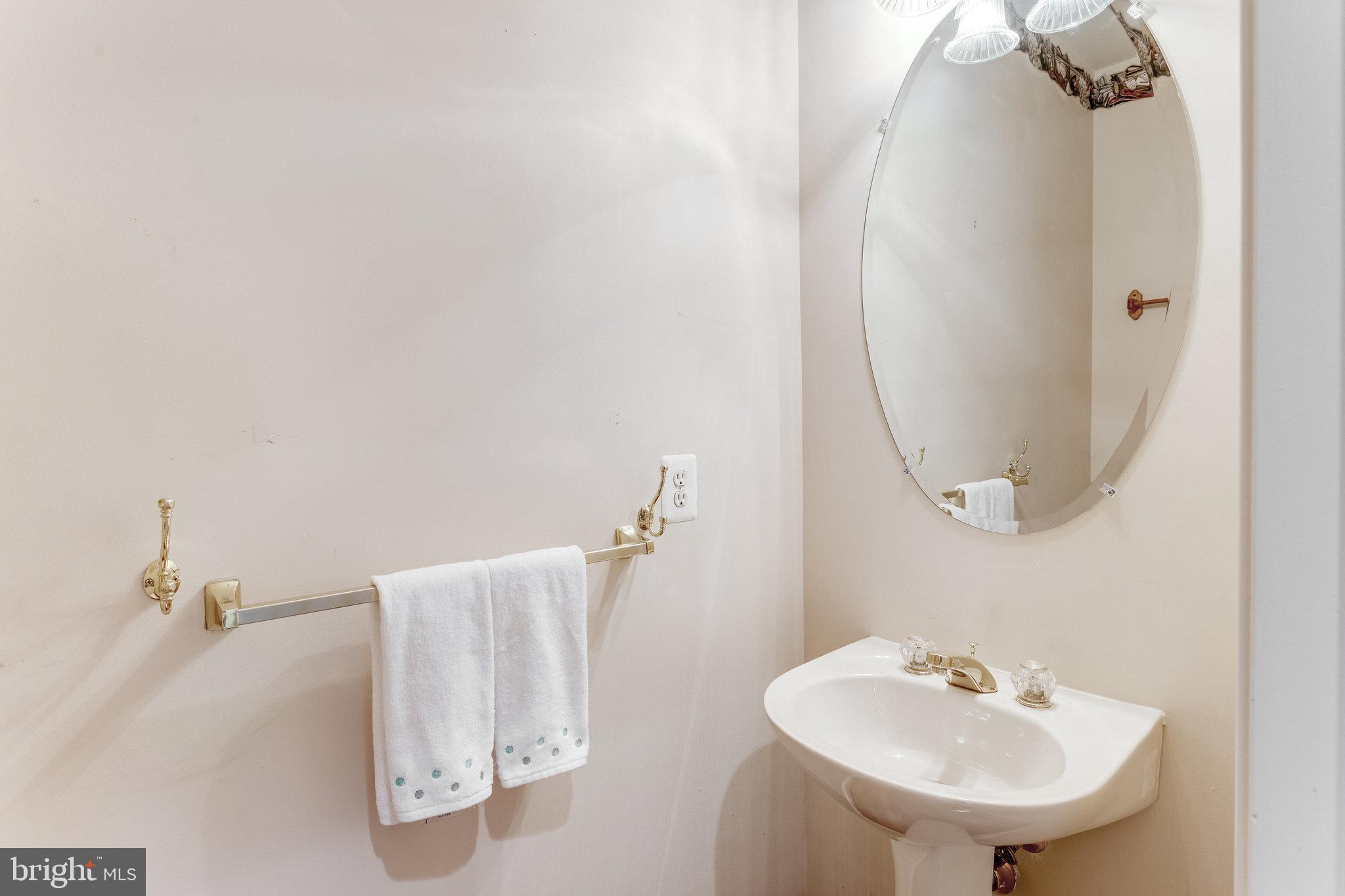 5608 Wheelwright Way Haymarket, VA 20169 - Photo 16 of 88 Half bath on main level