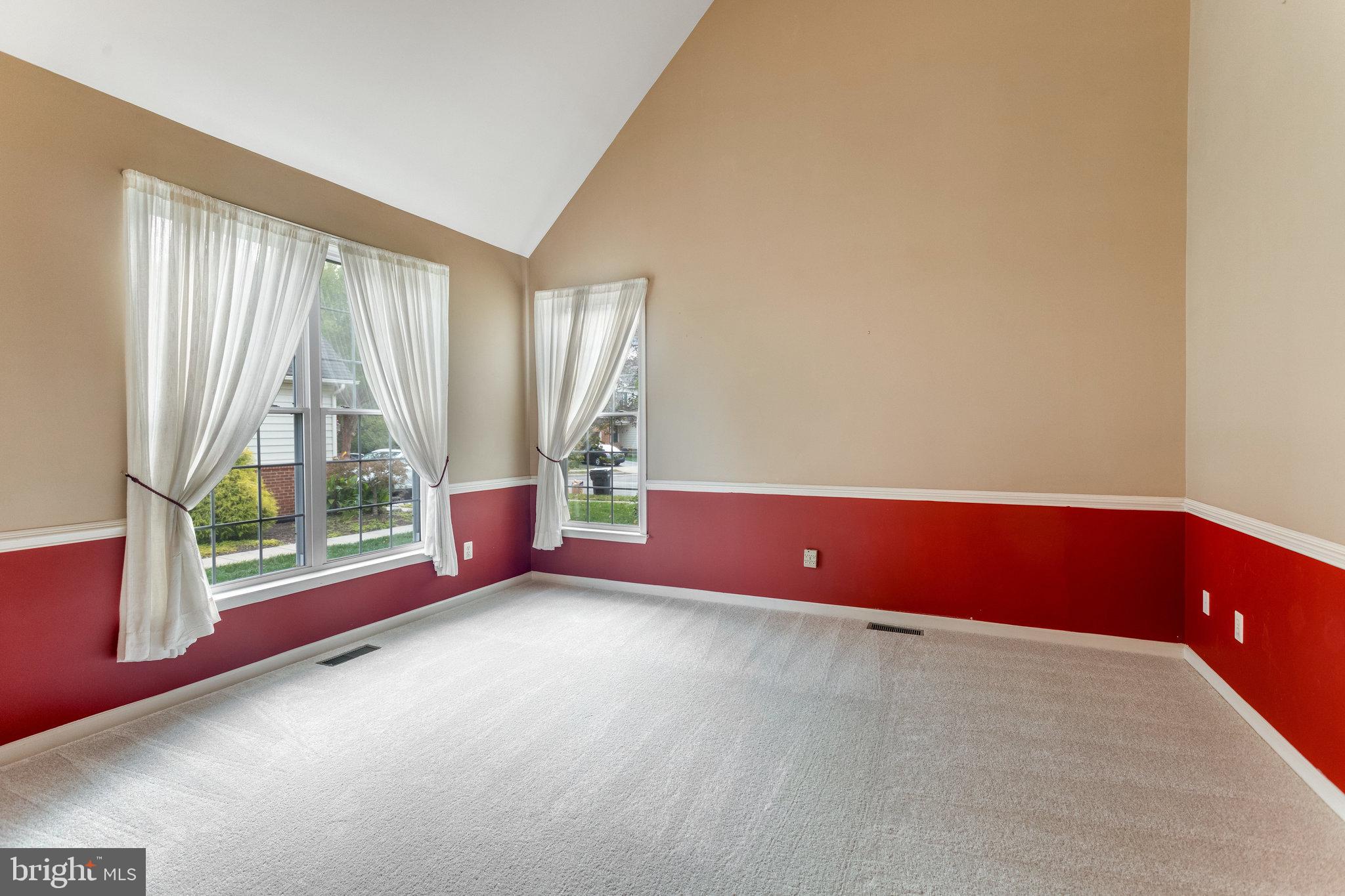 5608 Wheelwright Way Haymarket, VA 20169 - Photo 5 of 88 Vaulted ceiling in living room