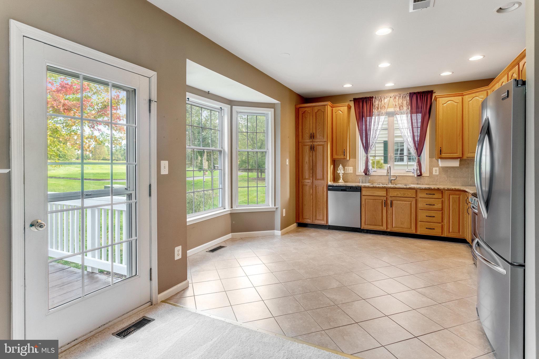 5608 Wheelwright Way Haymarket, VA 20169 - Photo 9 of 88 Sunny kitchen