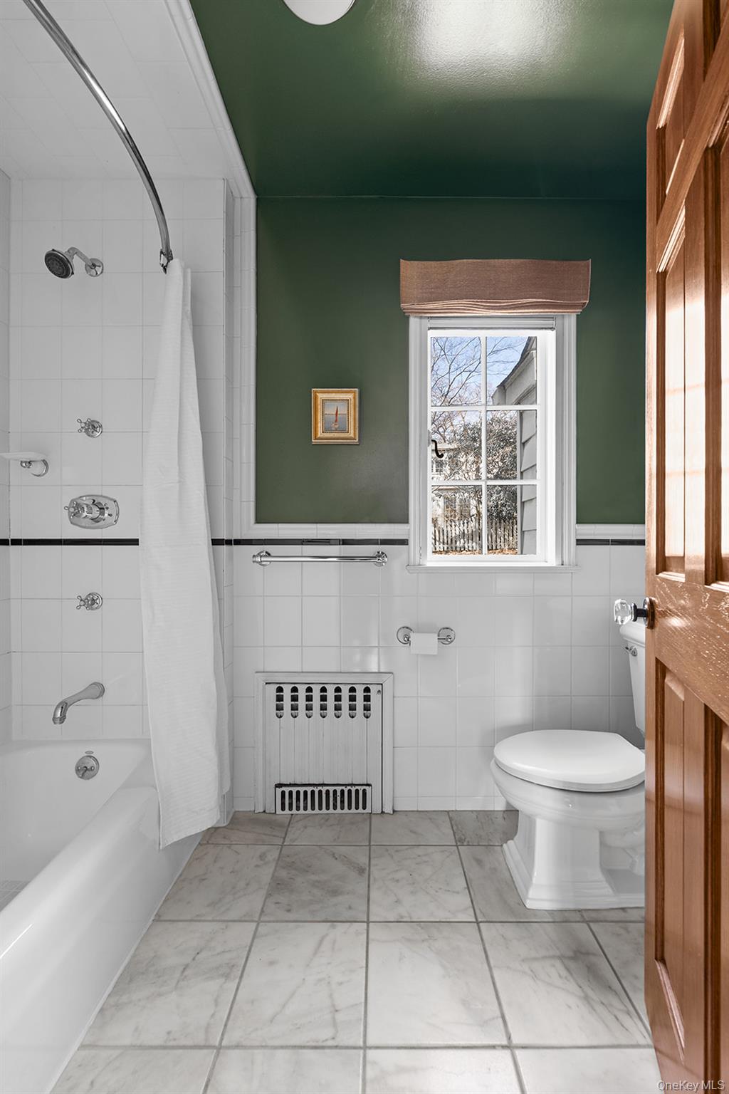 147 Valley Stream Road East Larchmont, NY 10538 - Photo 28 of 37 a bathroom with a toilet a sink and a bathtub