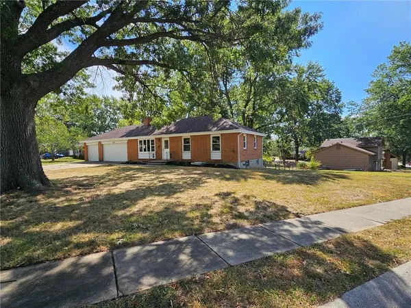 $295,000 | 3701 South Greenwich Lane, Independence, MO 64055