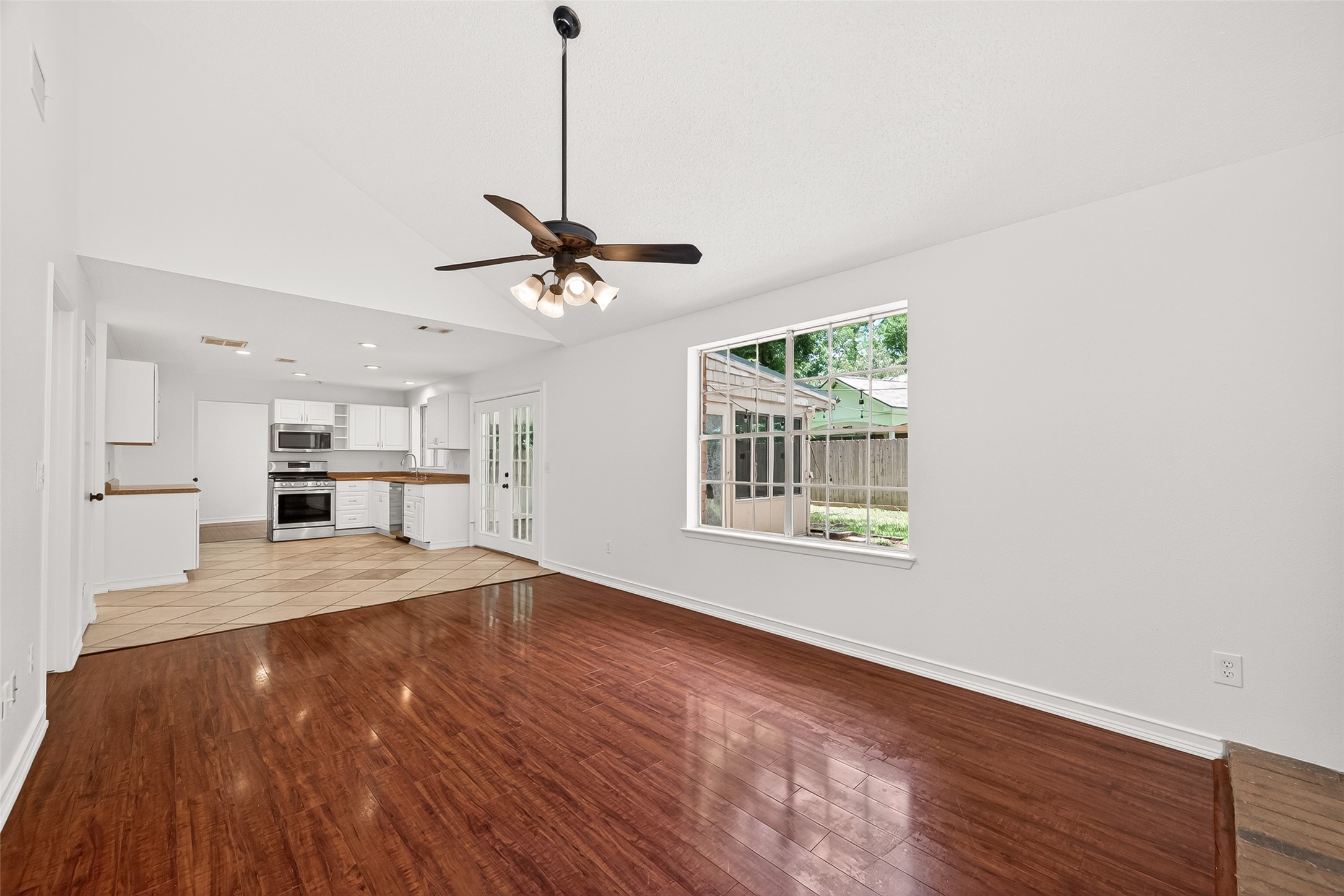 42 Rockridge Drive Spring, TX 77381 - Photo 11 of 39 This space is filled with natural light.