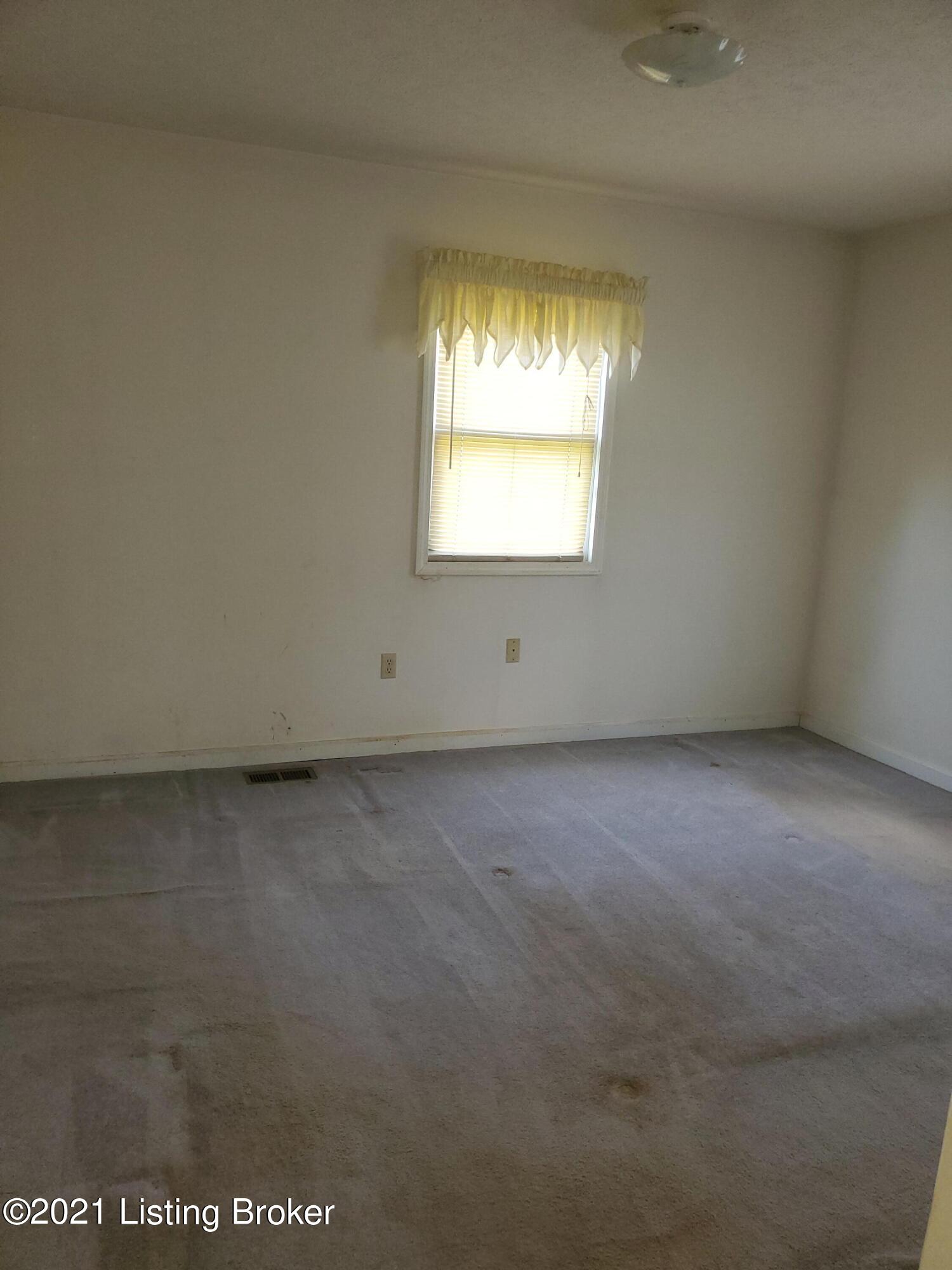 413 East High Street Springfield, KY 40069 - Photo 17 of 29 20210901_181256