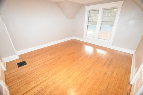 $1,300 | 338 Marion Avenue, Unit 2, Aurora, IL 60505